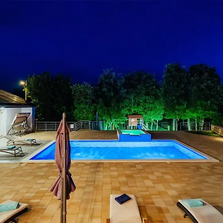 4 Bedroom Lovely In Poljica Imotska Holiday home Margete