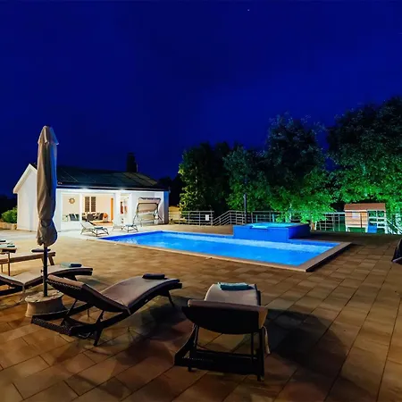 Holiday home 4 Bedroom Lovely In Poljica Imotska Margete