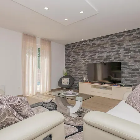 4 Bedroom Lovely In Poljica Imotska Holiday home